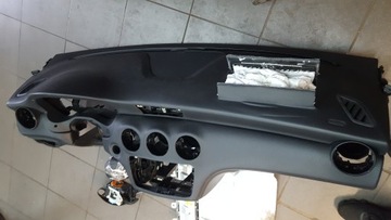 MERCEDES A TŘÍDA W176 DESKA KONZOLA ULOŽENÍ
