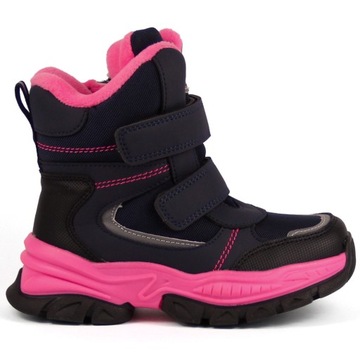 Снежные ботинки девушки изолировали зимню