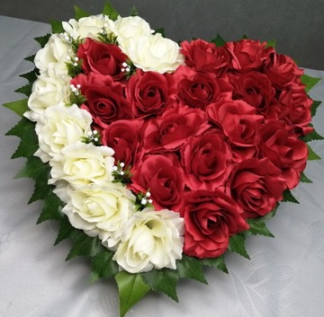 Букет украшений на могилу, кладбище, надгробие, сердце