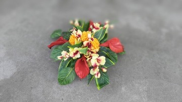 Украшение, букет, композиция на кладбище.