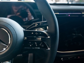 Mercedes Klasa E W214 Sedan 2.0 200 204KM 2025 MERCEDES-BENZ E Klasa 200 AMG Sedan 2.0 (204KM) 2025, zdjęcie 9