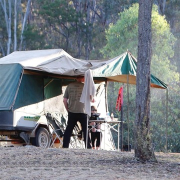 ТЕЛЕСКОПИЧЕСКИЙ, РЕГУЛИРУЕМЫЙ СТАЛЬНОЙ СТОЙК 2М ДЛЯ ТЕНТА С НАвесом