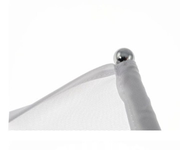 Красно-белый флаг на мачте мотоцикла