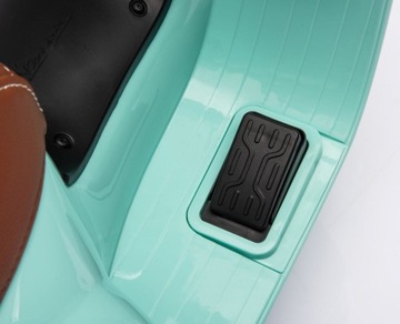 Детский самокат Vespa на аккумуляторе с бирюзовой спинкой