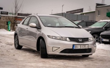 Honda Civic VIII Hatchback 3d 1.8 i-VTEC 140KM 2010 Honda Civic Honda Civic VIII 1.8 140KM 1.8 Benzyna 140KM, zdjęcie 3