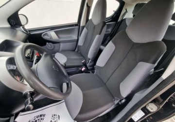 Peugeot 107 Hatchback 5d 1.0 12V 68KM 2010 Peugeot 107 Miejskie Auto 1.0 Benzyna ZADBANE Niski Przebieg SERWIS Black, zdjęcie 6