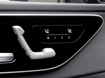 Mercedes GLC C254/X254 Coupe 2.0 300 258KM 2025 MERCEDES-BENZ GLC 300 4-Matic AMG Line 2.0 (258KM) 2025, zdjęcie 9