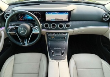 Mercedes Klasa E W213 Limuzyna Facelifting 2.0 E220d 194KM 2021 Mercedes-Benz Klasa E Salon PL AMG Airmatic Burmester LED Kam360 Distronic, zdjęcie 20