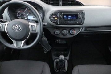 Toyota Yaris III Hatchback 5d Facelifting 2017 1.0 VVT-i 72KM 2019 Toyota Yaris 1.0 VVT-i, Salon Polska, Serwis ASO, zdjęcie 11