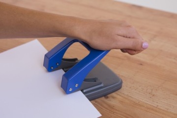 Дырокол микс цветов ECO на 40 листов 0104H D.RECT