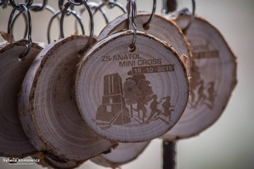 Срезы дерева для УФ-гравировки, полированные с отверстием