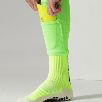 1 пара противоскользящих щитков для мини-футбола.