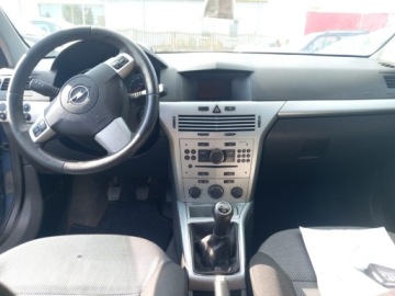 Opel Astra J Hatchback 5d 1.6 Twinport ECOTEC 115KM 2009 Opel Astra OPEL ASTRA H 1600 benzyna super stan 1.6 Benzyna 115KM, zdjęcie 9