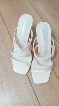 Бежевые шлепанцы на высоком каблуке, размер 38.