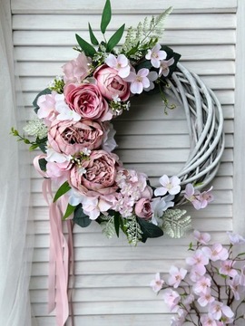 WIANEK KWIATOWY WIOSENNY STROIK NA STÓŁ DRZWI WIENIEC WIKLINOWY PUDROWY RÓŻ