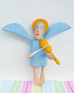 Висячий ангел со скрипкой, резьба по дереву