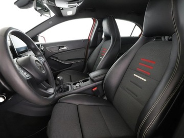 Mercedes Klasa A W176 Hatchback 5d Facelifting 180 122KM 2015 Mercedes A 180 półskóra navi grzane fotele, zdjęcie 12