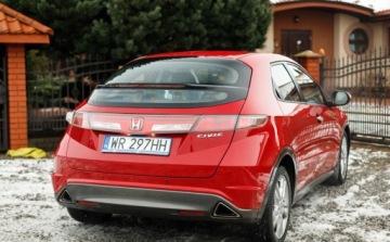 Honda Civic VIII Hatchback 3d 1.8 i-VTEC 140KM 2011 Honda Civic 1.8 i-VTEC 140KM benzyna niski przebieg PDC Climatronic welur, zdjęcie 3