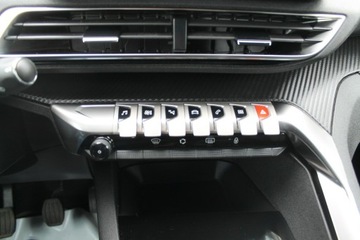 Peugeot 5008 II Crossover Facelifting 1.2 PureTech 130KM 2023 Peugeot 5008 ROK 2023 POJ 1,2 131 KM, zdjęcie 17