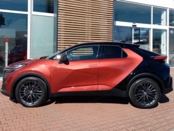 Toyota C-HR II SUV Plug-In 2.0 Hybrid Dynamic Force Plug-in  223KM 2025 Od ręki - Tokyo Edition 2.0 PHEV Dynamic Force 223KM | Podgrzewane fotele!, zdjęcie 2