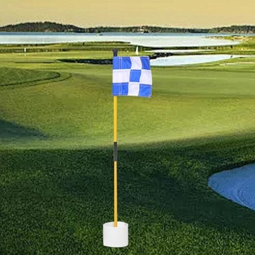 Гольф-паттинг с зеленым флагом и лункой для игры в гольф-кубок на заднем дворе, синий и белый