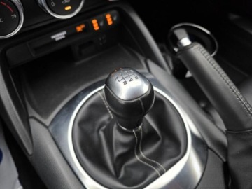 Fiat 124 Spider 1.4 MultiAir II 140KM 2016 FIAT 124 Spider Lusso* 1.4l benzyna Turbo 140KM 19,272km Dokumentacja, zdjęcie 16