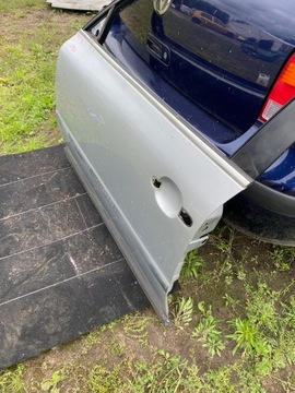 PASSAT B5 FL SEDAN DVEŘE LEVÝ PŘEDNÍ LA7W