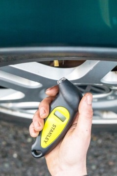 Cyfrowy miernik ciśnienia w oponach STANLEY