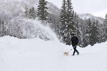 STIGA ST 300e 450W беспроводной ручной снегоочиститель + аккумулятор + зарядное устройство