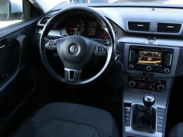 Volkswagen Passat B7 Variant 1.6 TDI CR DPF BlueMotion 105KM 2011 VW Passat 1.6 TDI, Navi, Klima, Klimatronic, zdjęcie 6