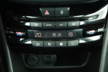 Peugeot 2008 I SUV Facelifting 1.2 PureTech 82KM 2018 Peugeot 2008 1.2 PureTech, Salon Polska, zdjęcie 12