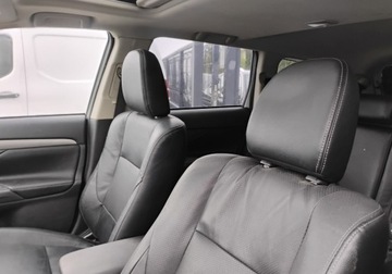 Mitsubishi Outlander III SUV 2.2 DOHC DI-D 150KM 2013 Mitsubishi Outlander 2013r, 2.3 DIESEL 4x4. Uszkodzony tyl i lekko przod., zdjęcie 7