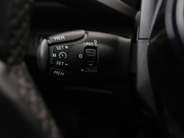 Peugeot 5008 II Crossover 1.5 BlueHDI 130KM 2017 Peugeot 5008 1.5 HDi Allure 7os Navi Tempomat, zdjęcie 32