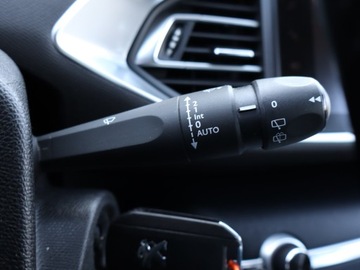 Peugeot 308 II SW Facelifting 1.5 BlueHDI 130KM 2019 Peugeot 308 1.5 BlueHDi, Salon Polska, Klima, zdjęcie 17