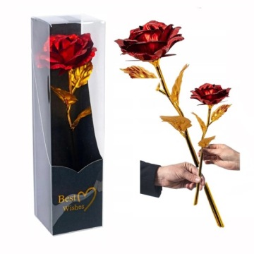 Красно-золотая роза в подарочной упаковке на Рождество и особые случаи.