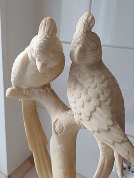 Мраморная фигурка попугая