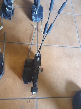 ZÁMEK DVEŘE PŘEDNÍ ZADNÍ P/L HUMMER H3