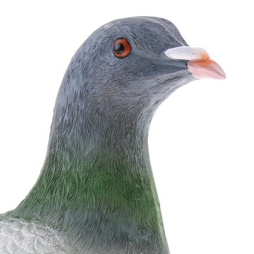 Моделирование скульптуры из фигурок голубей серого и белого цвета.