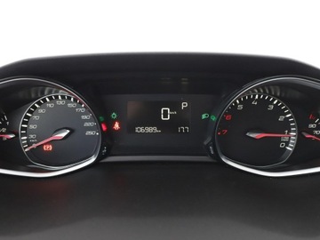 Peugeot 308 II Hatchback Facelifting 1.2 PureTech 130KM 2019 Peugeot 308 Allure automat panorama navi PDC, zdjęcie 21