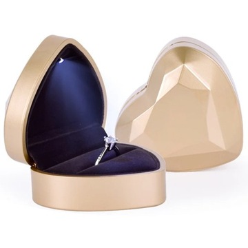 ZŁOTE PUDEŁKO SERCE NA PIERŚCIONEK ZARĘCZYNOWY ZE ŚWIATEŁKIEM LAMPKĄ LED