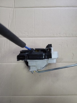 ЗАМОК ДВЕРИ ЗАДНИЙ ЛЕВЫЙ KIA RIO III 2012