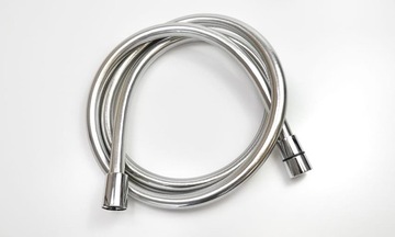 Гладкий, не перекручивающийся душевой шланг с поворотной насадкой.