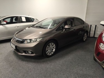 Honda Civic IX Sedan 1.8 i-VTEC 142KM 2013 Honda Civic IX 1.8 benzyna