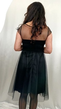 czarna, tiulowa sukienka z ozdobną koronką