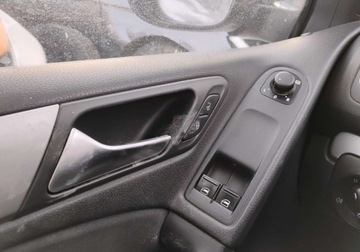 Volkswagen Golf VI Hatchback 5d 1.6 TDI-CR DPF BlueMotion 105KM 2011 Volkswagen Golf 2011r, 1.6 TDI. Delikatnie uszko. Jezdzi. 1.6 Diesel 105KM, zdjęcie 9