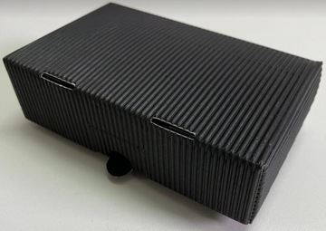 Фонарик, аккумулятор AM, телескопическая антенна FM.