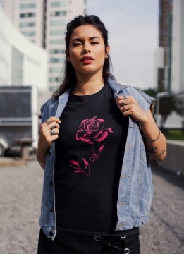 Розовая женская манатка с розой с печати