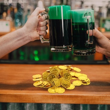 ШОКОЛАДНЫЕ МОНЕТЫ, ИРЛАНДСКАЯ ПЛАСТИКОВАЯ КОРОНА, ЗОЛОТО