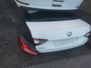 SKODA SUPERB 3 HATCHBACK VÍKO KUFRU NÁRAZNÍK SVĚTLA