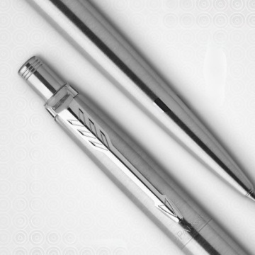 Шариковая ручка Parker Jotter с надписью вашего логотипа. ТЕМНАЯ, РАЗБОРЧИВАЯ, ПЕРМАНЕНТНАЯ ГРАВИРОВКА.